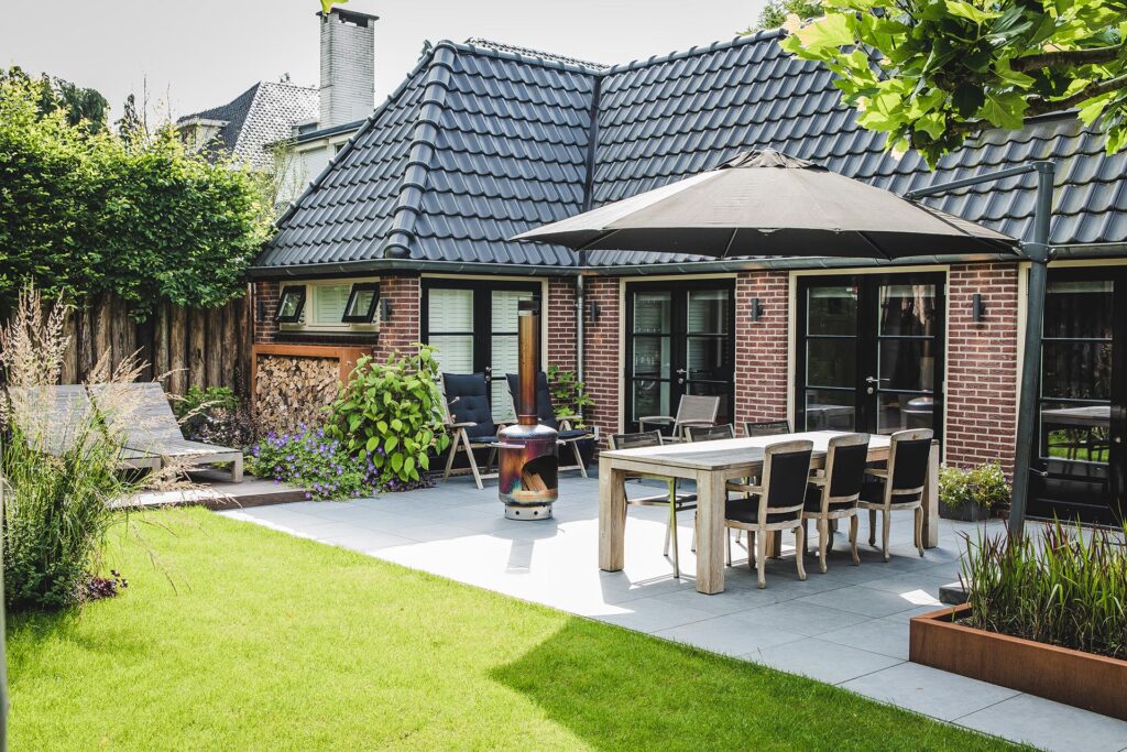 tuin met een buitenkeuken