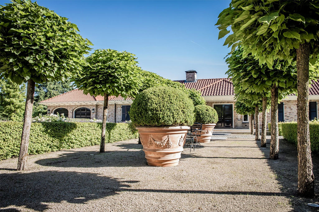 grote keramieke pot in een villa tuin